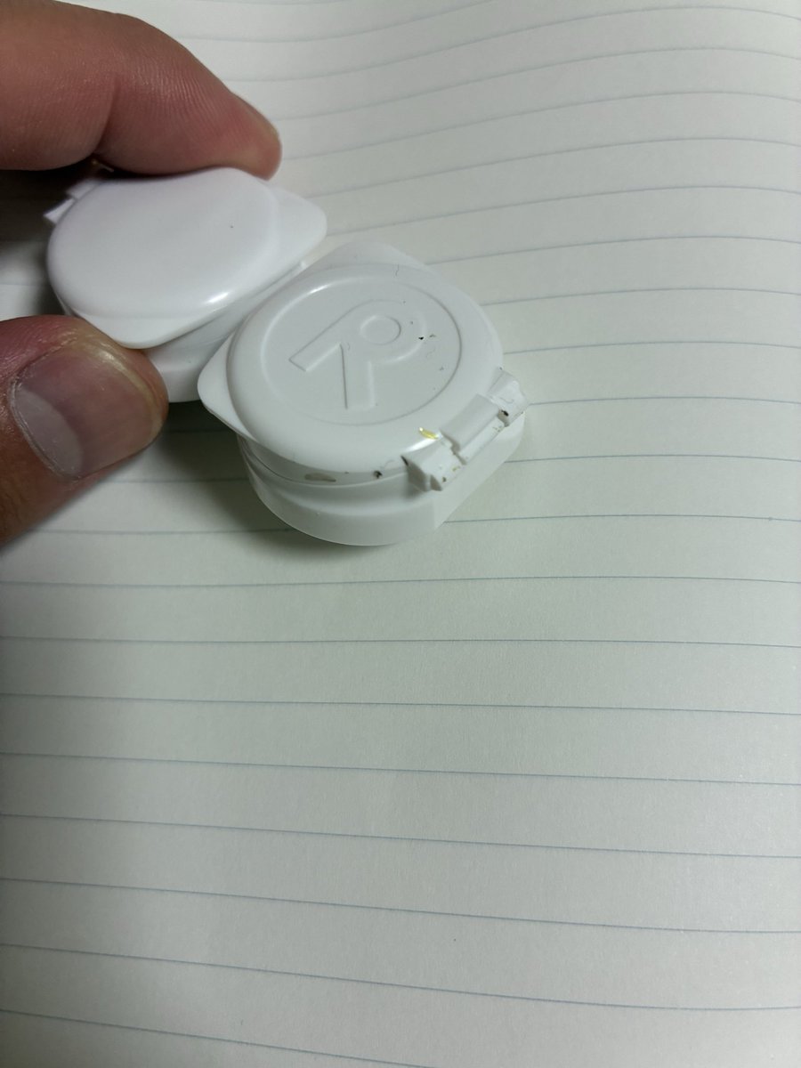 daze_masa's tweet photo. ロート製薬のコンタクト洗浄液購入したら中で虫の死骸みたい���のついてた羽ついてたから100死骸
サポートデスク土日祝日以外ってシルバーウィーク明けやん
それも毎回レシート貰わねーよ
#ロート製薬
#ソフトワン https://t.co/iq0LlwOHNy