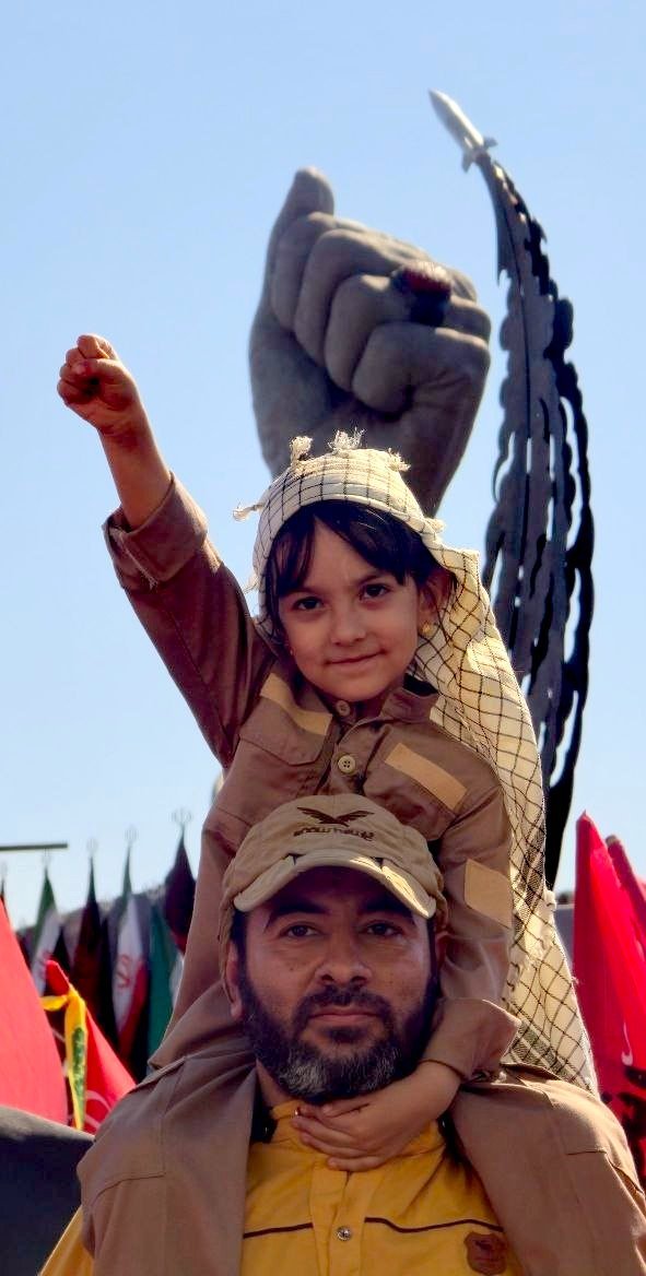 JaliliSetareh's tweet photo. جانفدابودن دیگه شده رسم خانوادگی و جزو ضروریات خانواده،  وطن ایران جان، مادر مهربان مافرزندانی دارد که جان میدهندبرایش. بمانی برایمان مادر
#رزمایش_313هزار_جانفدای_ایران https://t.co/81zo08W88O