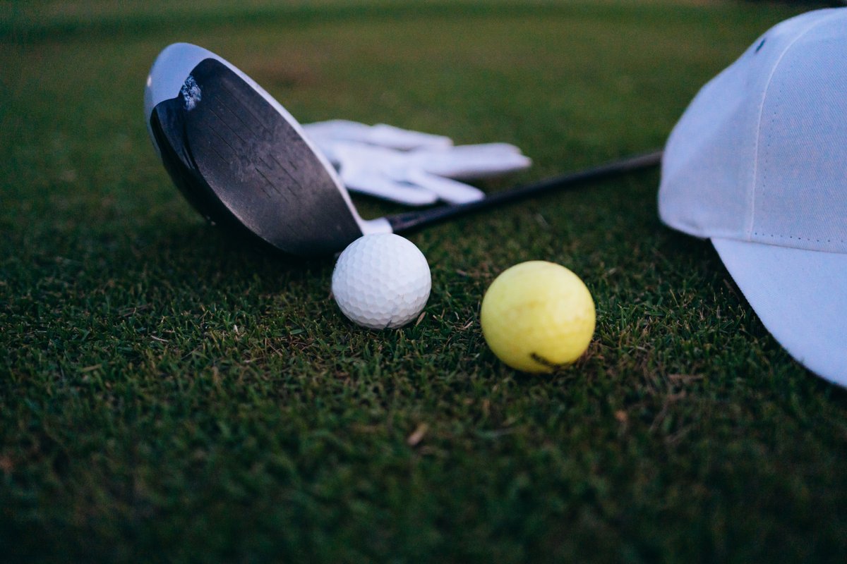 sydneyseed96's tweet photo. A rapid presentation ended, then I played golf at the downtown yard by the glass arch. Under cloudy atmosphere, presentation clutter gave way to present attention and unhurried confidence. #OfficeToCourse #CourseTime https://t.co/dJ1mKTjCDz