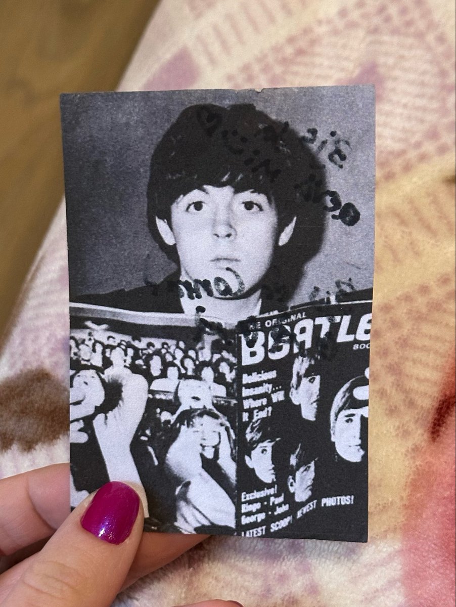 pufflezinhos's tweet photo. 2/4 do qeva assinaram o meu paul❣️ https://t.co/p1Una1YEkT