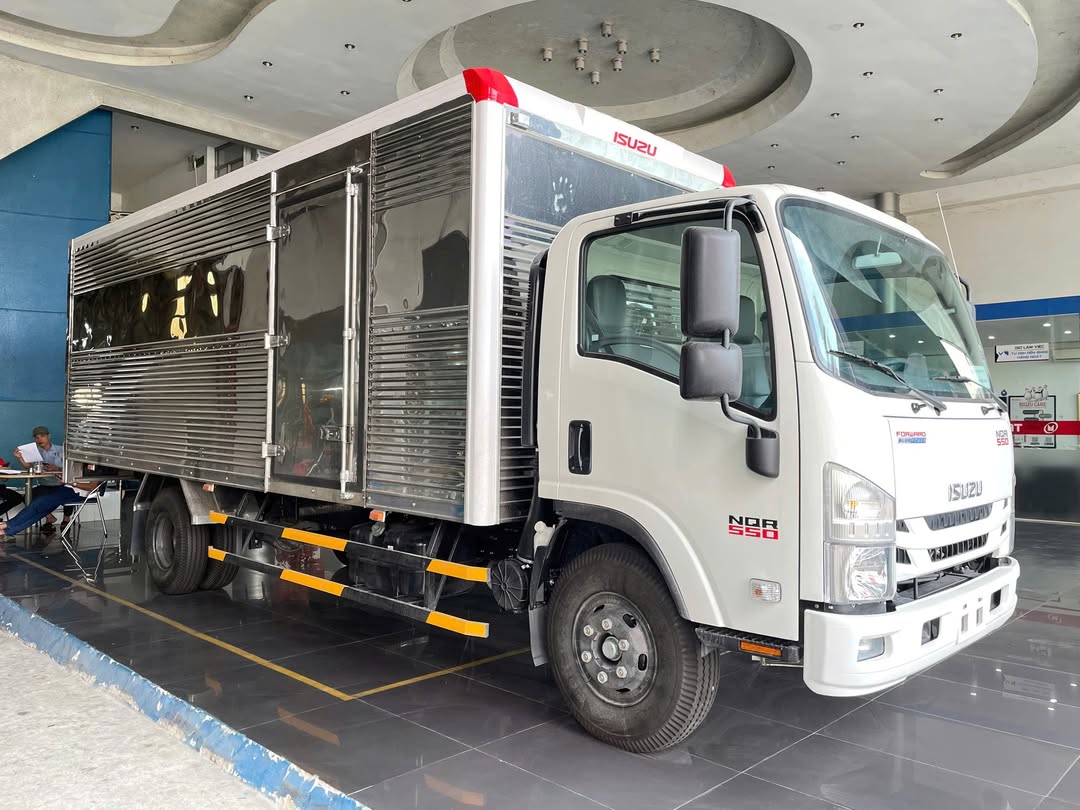 Macck_Gore's tweet photo. FORGET THE FLASH—THIS TRUCK HELPS YOU SAVE MONEY! Cheap trucks feel great at purchase, but cost more on fuel and repairs. Choose the Isuzu NQR550: exceptional fuel efficiency, lasting durability, and strong resale value. Smart investment, Isuzu. https://t.co/JKbQMg1Ped