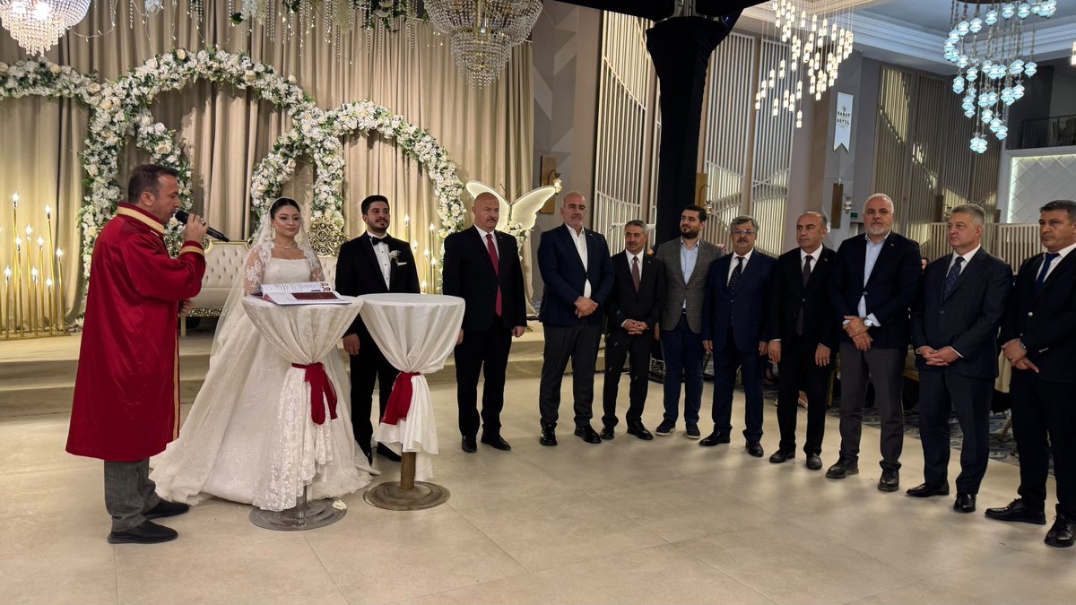 akgencadiyaman's tweet photo. AK Parti Adıyaman İl Gençlik Kolları Başkanımız Hasan Ünsal ve değerli eşi Merve Erkul’un bu mutlu gününe, yönetim kurulu üyelerimiz ve teşkilat mensuplarımızla birlikte şahitlik ettik. Başkanımıza ve kıymetli eşine ömür boyu mutluluklar diliyor, kurdukları bu güzel yuvanın her iki aileye de hayırlar getirmesini temenni ediyoruz. Bir ömür boyu yüzünüzden tebessüm, kalbinizden sevgi eksik olmasın.
Rabbim iki cihan saadeti nasip eylesin.
@avhasanunsal