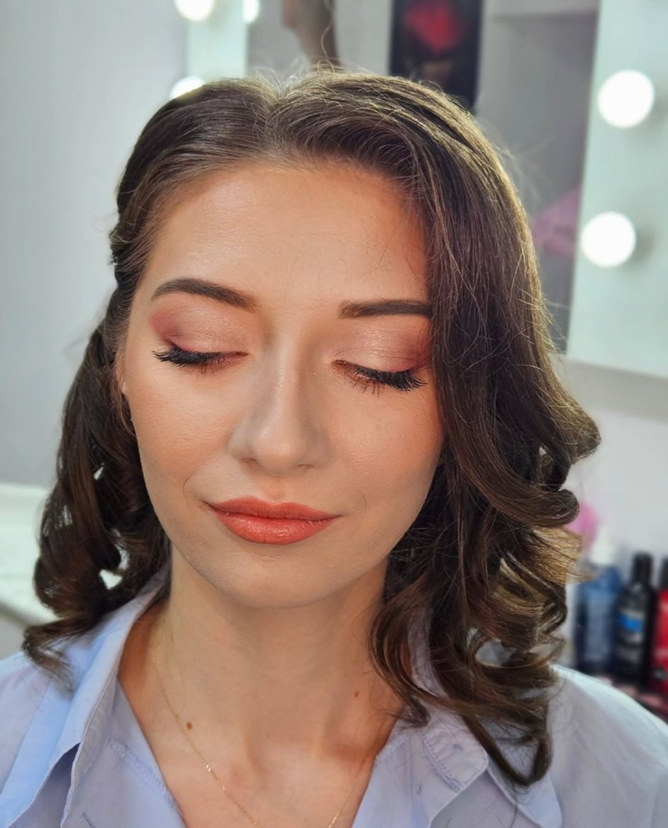 NedaDemuizgr's tweet photo. Soft glam makeup with fine, luminous textures that enhance the eyes. A balanced, elegant, and feminine look, perfect for both events and photo shoots. https://t.co/AVHTxCj7mx