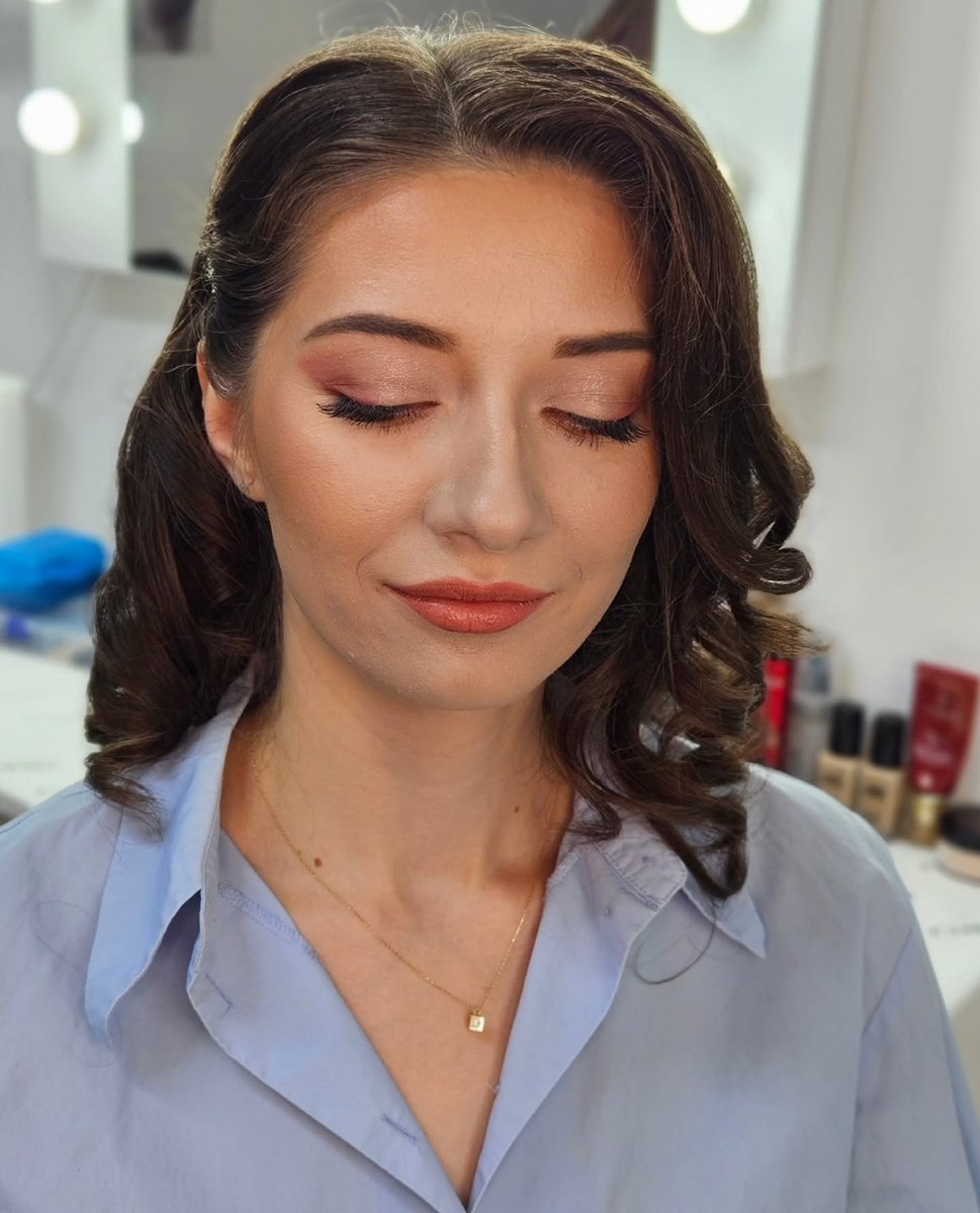 NedaDemuizgr's tweet photo. Soft glam makeup with fine, luminous textures that enhance the eyes. A balanced, elegant, and feminine look, perfect for both events and photo shoots. https://t.co/AVHTxCj7mx