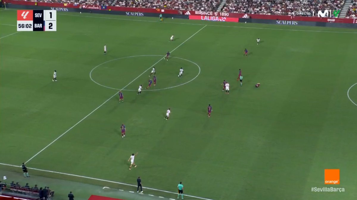 ArchivoVAR's tweet photo. ‼️💥Gravísimo error de Martínez Munuera en el Sánchez-Pizjuán.

▪️ El colegiado detuvo el partido cuando el Sevilla iniciaba un ataque prometedor tras una lesión muscular de Christensen.

❌ La pésima colocación del valenciano en la jugada le impidió ver el desmarque de Correia. https://t.co/yh32kZlcVI