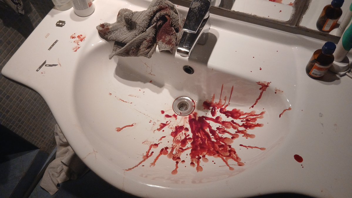 kaisharkblub's tweet photo. isn't it so annoying when your red paint spills all over the place
#bloodtwt https://t.co/5eGkte3A4d