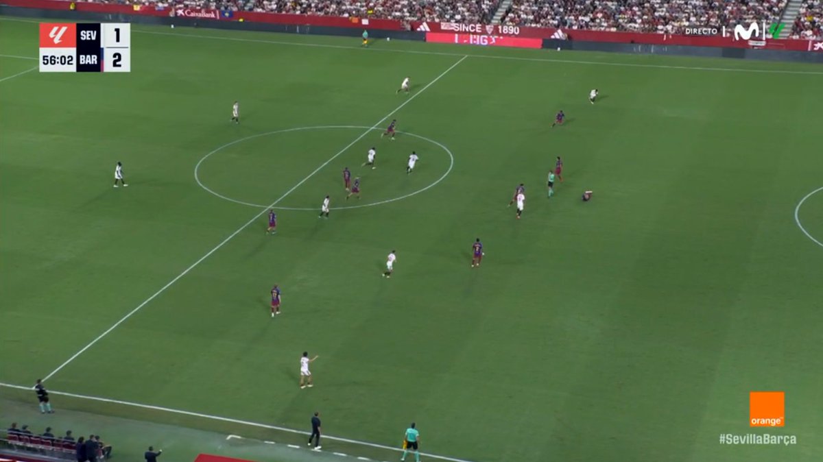 ArchivoVAR's tweet photo. ‼️💥Gravísimo error de Martínez Munuera en el Sánchez-Pizjuán.

▪️ El colegiado detuvo el partido cuando el Sevilla iniciaba un ataque prometedor tras una lesión muscular de Christensen.

❌ La pésima colocación del valenciano en la jugada le impidió ver el desmarque de Correia. https://t.co/yh32kZlcVI