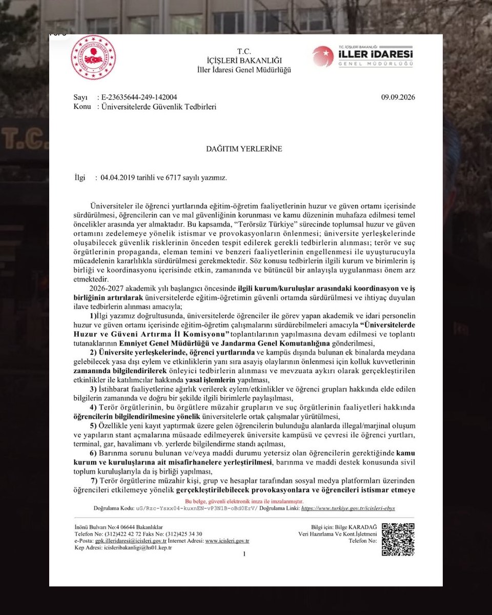 Ogrncmdy3's tweet photo. Üniversitelere Güvenlik Tedbirleri Genelgesi!

İçişleri Bakanlığı, açılış öncesinde üniversitelere "Güvenlik Tedbirleri Genelgesi" gönderdi. 

Buna göre, yerleşke içerisinde eylem/etkinliklerin yoğun olarak yapıldığı alanlarda kapalı devre kamera sistemleri kurulacak, aydınlatma ve güvenlik kamera sistemleri düzenli aralıklarla kontrol edilecek.

"İstihbarat faaliyetlerine ağır verilecek" denilen genelgede, muhalif öğrencilerin; kayıt zamanı, kampüs ve çevresi ile öğrenci yurtları, terminal, gar, havalimanı vb. yerlerde bilgilendirme stantları açması engellenecek.

Öğrencilerin barınma sorunu için yaptığı eylemleri önlemek için ise "Barınma sorunu bulunan ve/veya maddi durumu yetersiz olan öğrencilerin gerektiğinde kamu kurum ve kuruluşlarına ait misafirhanelere yerleştirilmesi, barınma ve maddi destek konusunda sivil toplum kuruluşlarıyla da iş birliği yapılması" şeklinde bir madde genelgede yer aldı.

Yasaklar sosyal medyayı da kapsama alıyor: öğrenci örgütlülükleri, "terör örgütü" olarak adlandırılarak, sosyal medya hesaplarına karşı gerekli işlemlerin yapılması isteniyor.