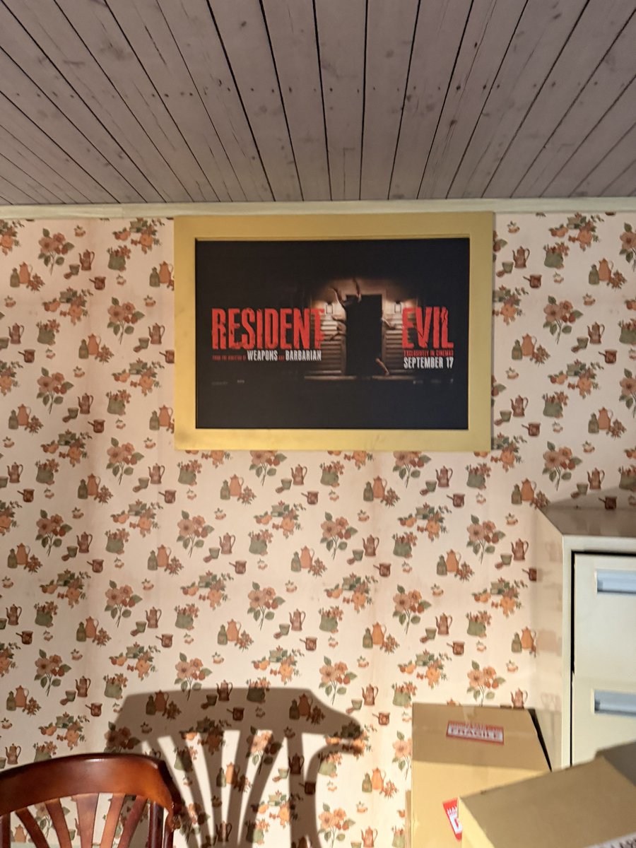 gex_xp's tweet photo. فيلم #ResidentEvil فاجأني بشكل ما توقعته!
الفيلم احترم اللاعب والمشاهد وعاشق السلسلة، ومن بدايته لنهايته حماس ومتعة وضحك، والأجمل كمية التلميحات والتفاصيل اللي مستحيل تمل منها. ما توقعت أبدًا يطلع الفيلم بهالمستوى، أبهرني فعلًا! أداء الممثل كان عجيب، وحتى الصوتيات والوحوش والإخراج كلها خدمت أجواء Resident Evil بشكل ممتاز. والأهم بالنسبة لي؟ المواقف والأحداث طول الفيلم ممتعة، وكل شوي يعطيك شيء يخليك متفاعل معه.

باختصار: دخلته بدون توقعات كبيرة، وطلعت منه ومنصدم وأخيرا فيلم مبني على لعبة رعب أسطوري ويستحق وقتك❗️