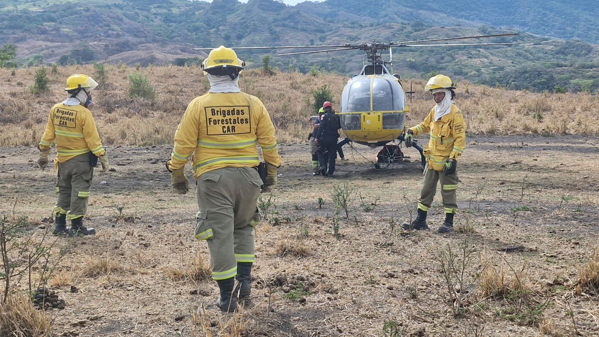 RiesgosCundi's tweet photo. En la vereda Villa Carolina, en #Quebradanegra, nuestros cuerpos operativos fortalecen la atención del incendio forestal activo con apoyo aéreo. El recurso, dispuesto mediante convenio entre @RiesgosCundi y @CAR_Cundi, completa seis descargas.
@JorgeEmilioRey https://t.co/UlqkNaHMJ1