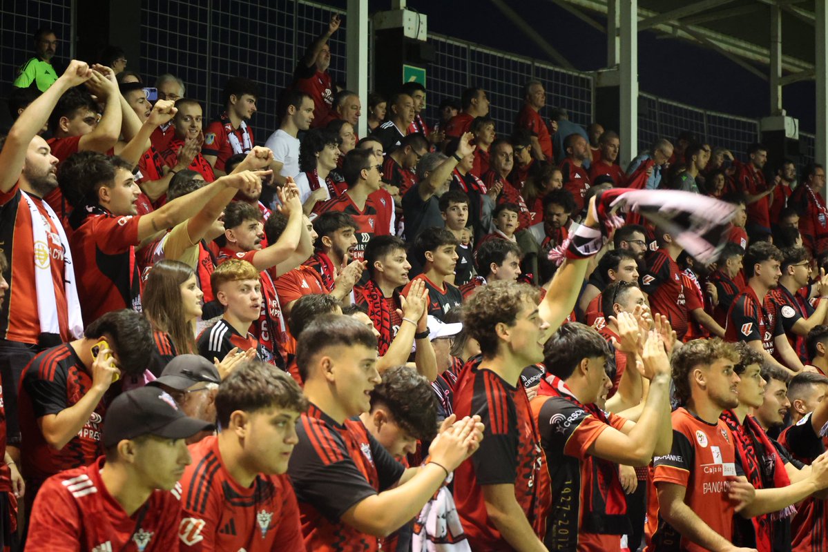 CDMirandes's tweet photo. ❤️🖤 𝗝𝗨𝗡𝗧𝗢𝗦.

El Stadium Gal fue rojo y negro https://t.co/4YkGsWt1gz
