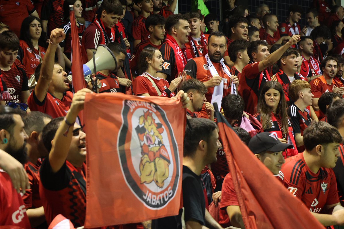 CDMirandes's tweet photo. ❤️🖤 𝗝𝗨𝗡𝗧𝗢𝗦.

El Stadium Gal fue rojo y negro https://t.co/4YkGsWt1gz