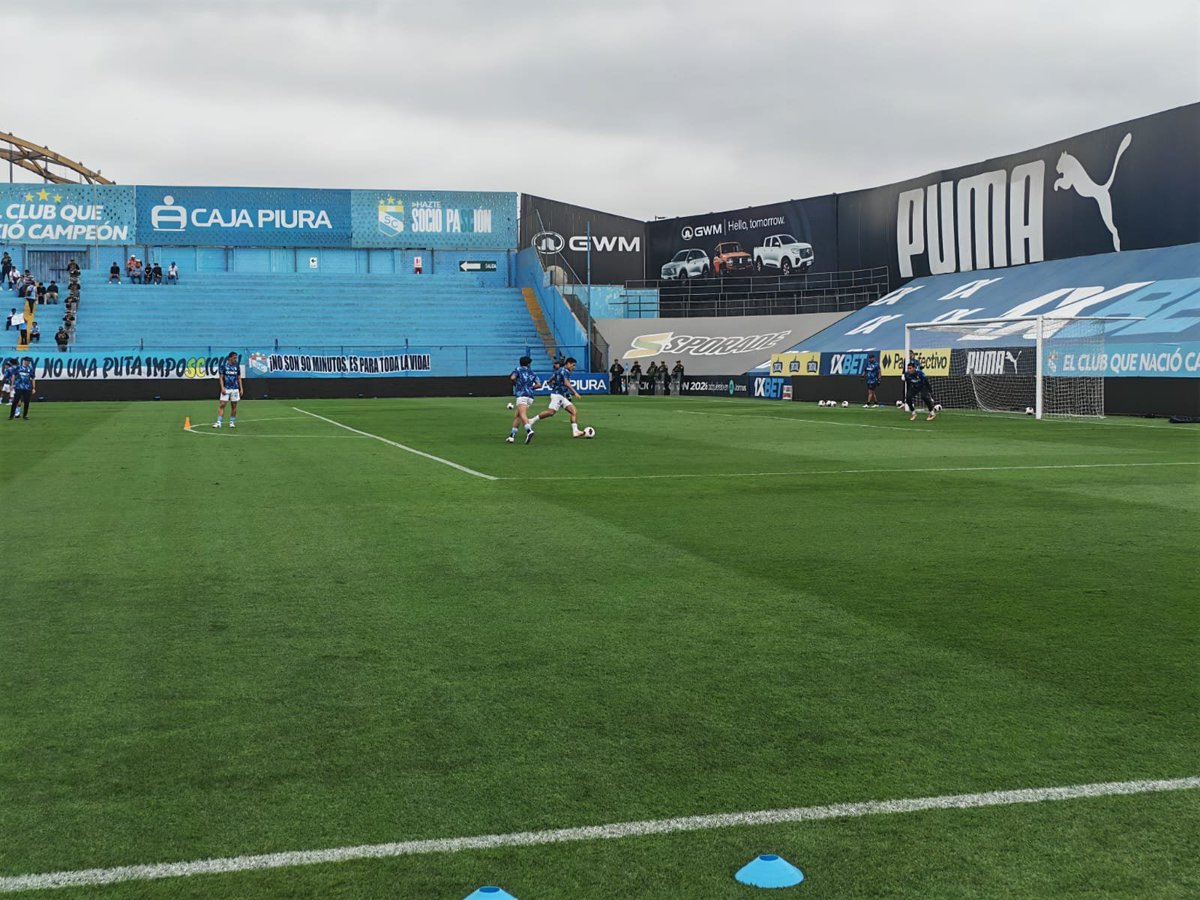 HablemosCristal's tweet photo. 👕🩵⚽ Previa del partido aquí en el Gallardo⚽🩵👕
#sportingcristal #fuerzacristal #hablemosdecristal
#previaceleste #periodismodeportivo #celestes #16años https://t.co/3UPstSQNMC