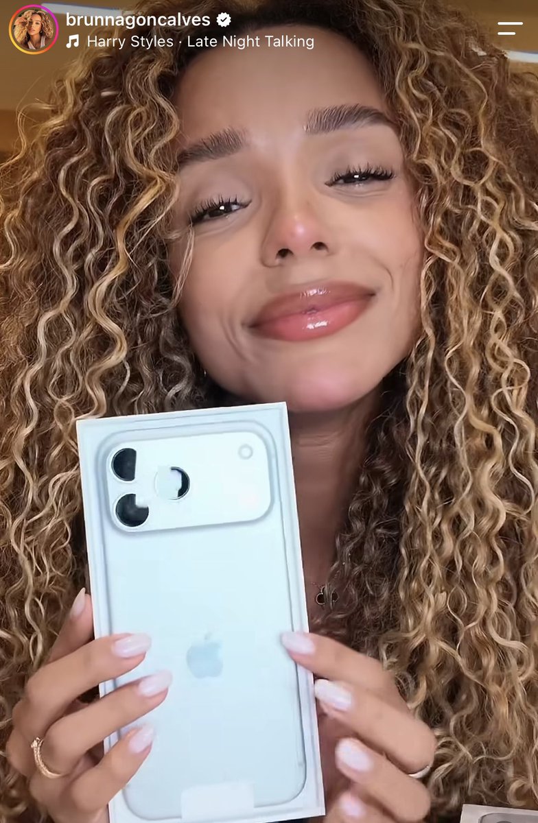 layzhis's tweet photo. pelo visto a Apple mandou o iPhone 18 pra todos os subs do Brasil e hoje foi o dia divulgarem, meu insta só tem isso https://t.co/erFzzJOzwi