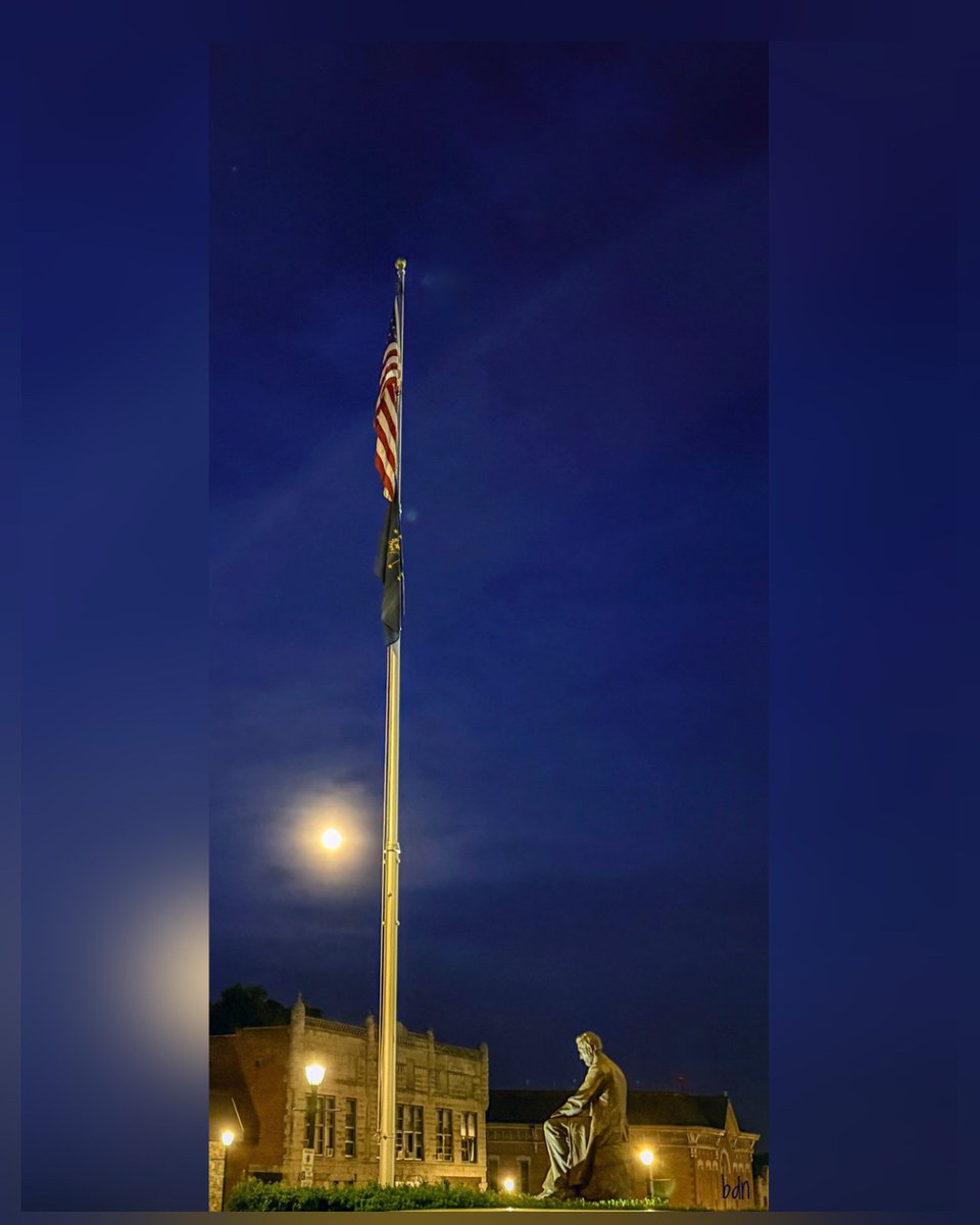 StephanieMo281's tweet photo. We left a theater after a Beatles tribute, singing beneath the moon. A few streets away sat Abraham Lincoln, silent on the courthouse lawn with the flag and the moon. He loved music, especially opera, folk songs, and “Dixie. https://t.co/8TpxFtI9gr