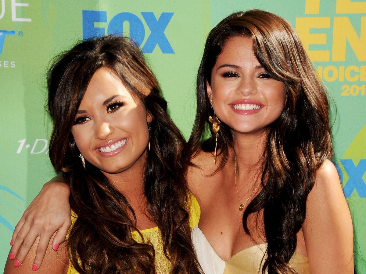 justcatchmedemi's tweet photo. Demi Lovato talks about her friendship with Selena Gomez in new interview with Glamour Brasil: 

“Selena will always have a special place in my heart. What a lot of people don’t know is that our friendship goes back a long time: we met when we were 7 years old in line for the audition for Barney & Friends. We went through auditions together, studied at home together, and then ended up together on Disney Channel. We share precious memories. And now we’re adults, married, and living through similar chapters in our lives. It’s incredible to be able to relate to each other in that way. We’ve stayed in touch since the show in Orlando, and I can’t wait to see her again. I’m truly so proud of everything she has accomplished.”
