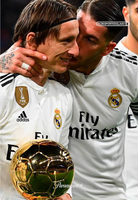 maladroites's tweet photo. regardez les yeux de sergio !! il planifie le vol de la ballon d'or et son propriétaire en lui baisant
#lukamos https://t.co/MovZ5eRgeO