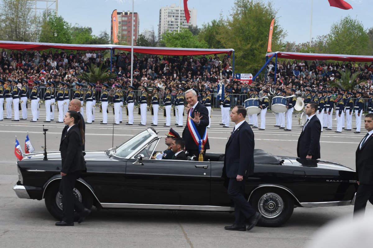 MinistroPoduje's tweet photo. 🇨🇱 Hoy estuvimos en la Parada Militar 2026, una tradición que nos permite reconocer y rendir homenaje a quienes sirven a Chile.

Junto al Presidente José Antonio Kast, acompañamos esta tradicional ceremonia en honor a nuestra patria.

Una jornada marcada por el orgullo, la disciplina y el compromiso de nuestras Fuerzas Armadas y de Orden con Chile.