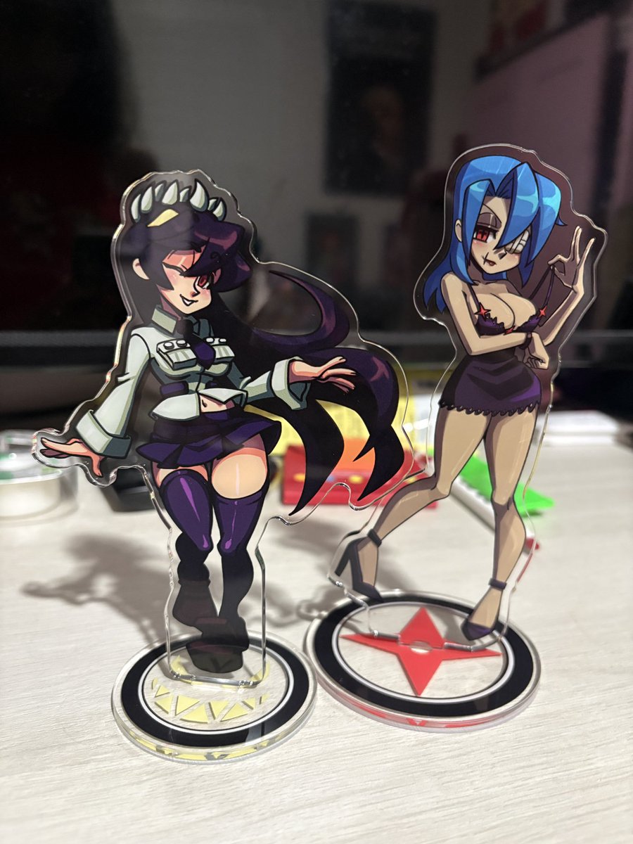 xppgislifex's tweet photo. FINALLY GOT NEW SKULLGIRLS STANDEES FOR MY COLLECTION! + a darkstalkers x SF book! 😄🫶 here’s my updated collection ! shoutout to my bro @NootTheNewt for sending me these, &amp; for the adorable ragapom doodles too! the sg standees are by the talented @MadameRinRin ! :D #skullgirls https://t.co/PninuVEmHt