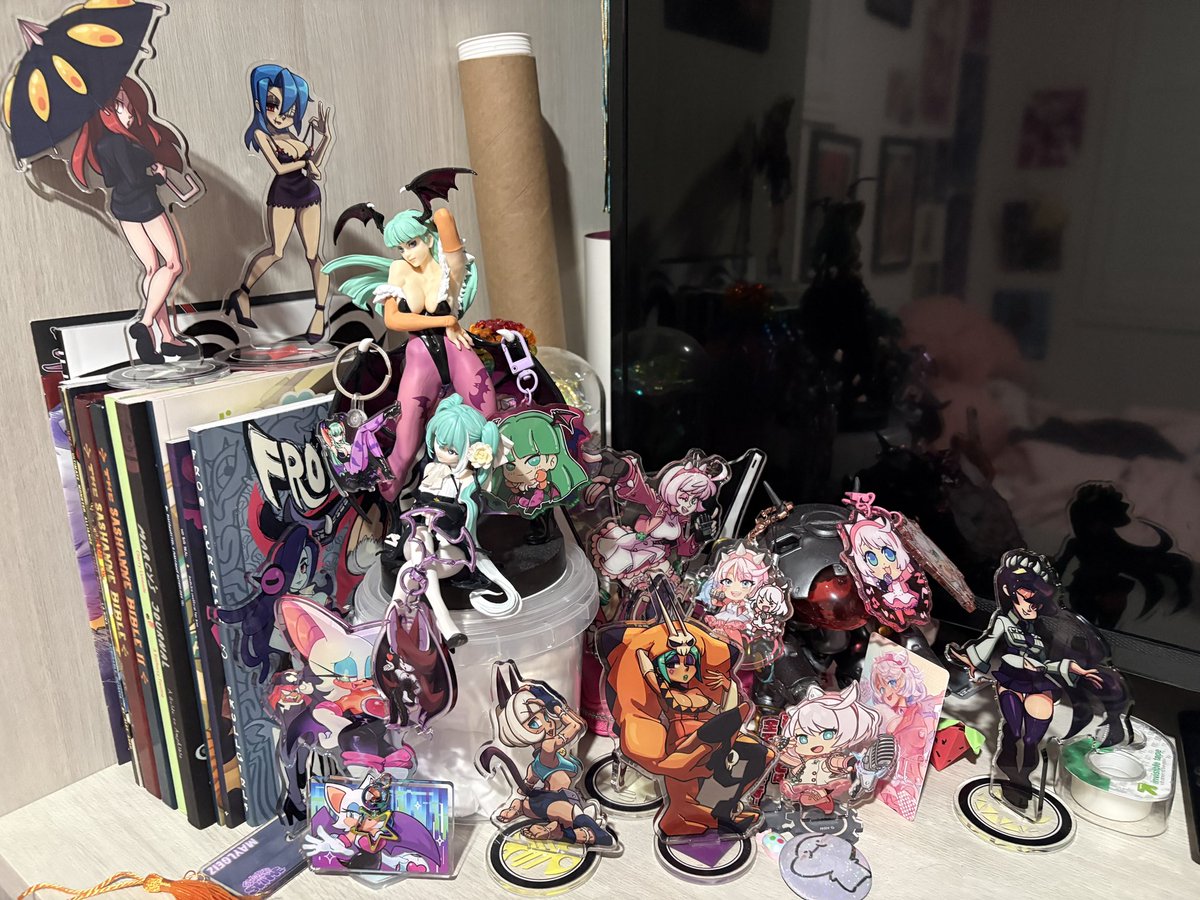 xppgislifex's tweet photo. FINALLY GOT NEW SKULLGIRLS STANDEES FOR MY COLLECTION! + a darkstalkers x SF book! 😄🫶 here’s my updated collection ! shoutout to my bro @NootTheNewt for sending me these, &amp; for the adorable ragapom doodles too! the sg standees are by the talented @MadameRinRin ! :D #skullgirls https://t.co/PninuVEmHt