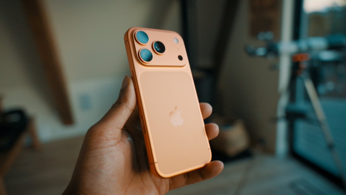 RjeyTech's tweet photo. Unpopular opinion but cosmic orange was way nicer than burgundy. https://t.co/7OgMxZLKiB