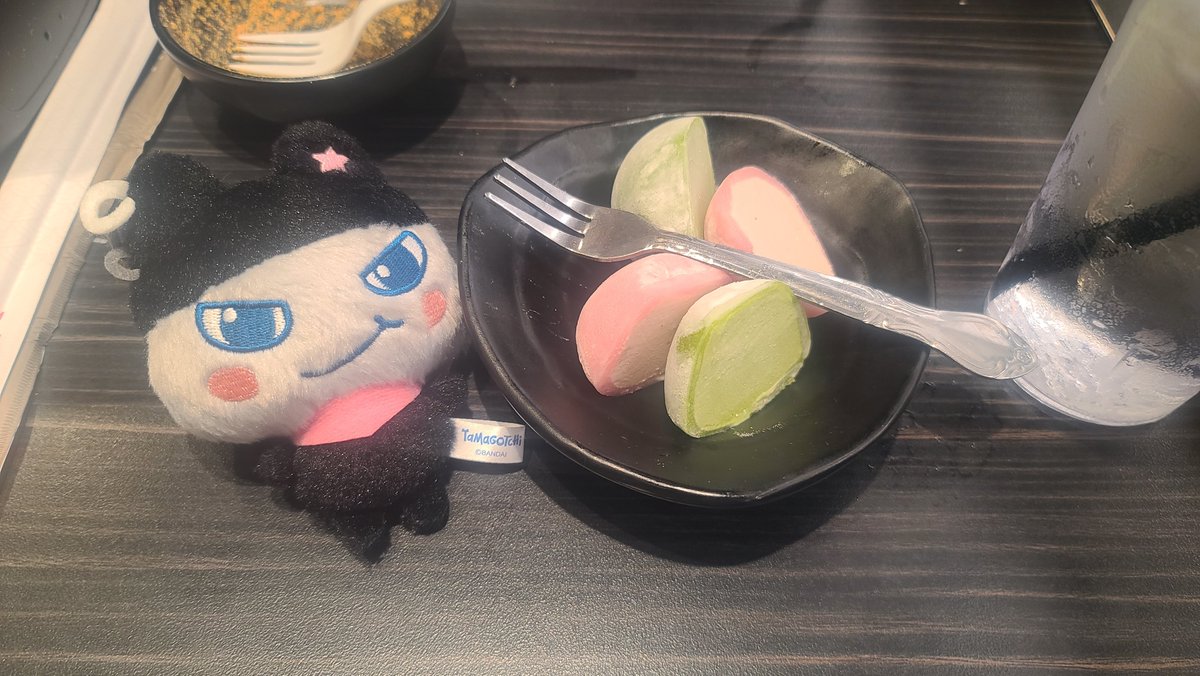 daisukimametchi's tweet photo. I don't wanna do translation today I wanna go eat more ice cream mochi... (old pic) https://t.co/FGMvrcmoQ6