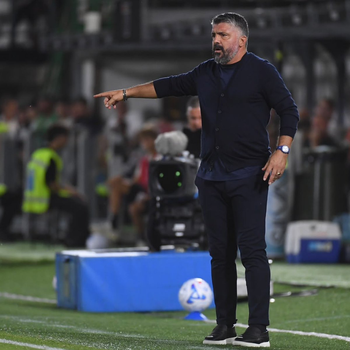 CalcioTurkey's tweet photo. Gennaro Gattuso, sezona kupadan elenerek başlayıp ligde gösterdiği performansla alkışı hak ediyor!

✅ 2-0 vs. Venezia
🤝 2-2 vs. Milan
✅ 2-1 vs. Udinese
✅ 1-0 vs. Genoa
✅ 1-0 vs. Bologna

Hocaya bir alkış alalım. https://t.co/UqxEkpstBG