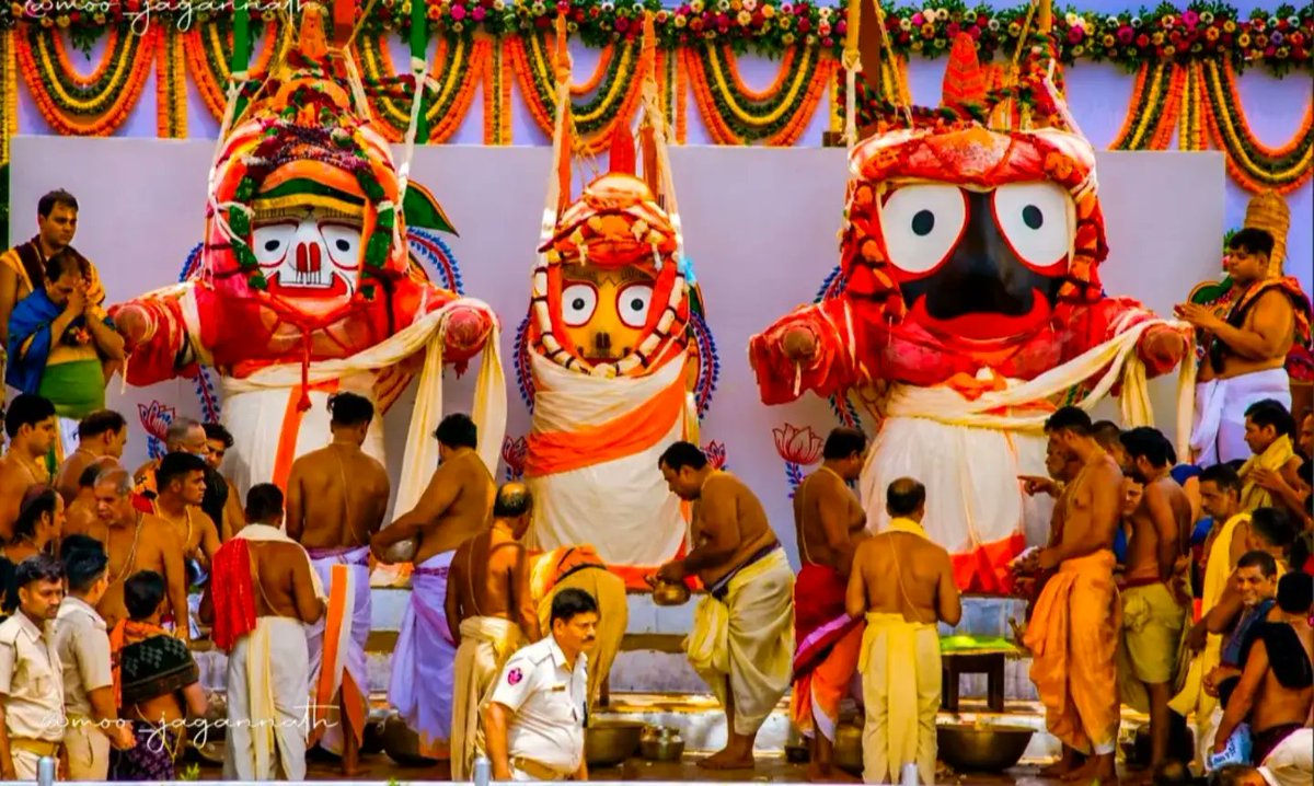 GiselleEdmuj's tweet photo. On the sacred morning of Snana Purnima, devotion flows as my beloved Lord Jagannath sits on the bathing altar. Bathed with 108 pots of water, his divine darshan purifies every devotee’s heart and soul. May his grace bring peace, love, and happiness https://t.co/PQw8EFSYo5