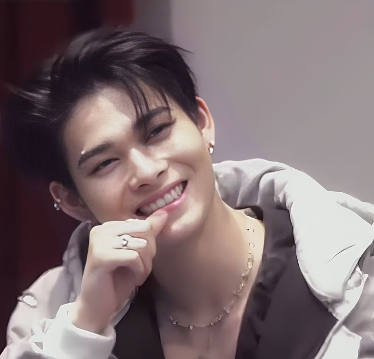 poesiehoon's tweet photo. pov: você abriu a minha galeria https://t.co/0wP82Celvs