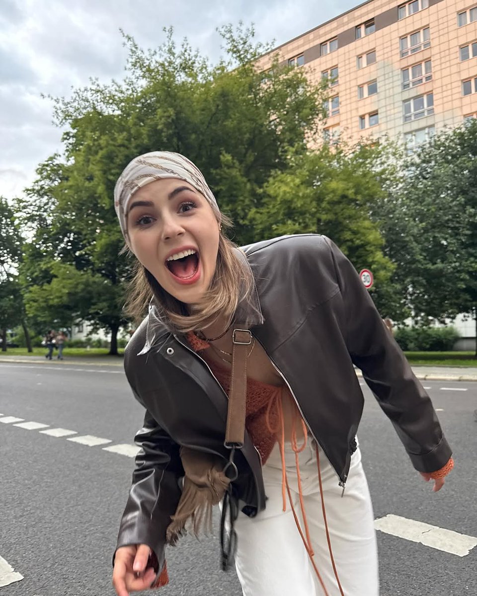 como4562's tweet photo. Vecibeleri yerine getirdim ama doğru sıralama konusunda hep zorlandım 😅 Berlin performansı çok güzeldi 🥰 https://t.co/5GWFFovFGR