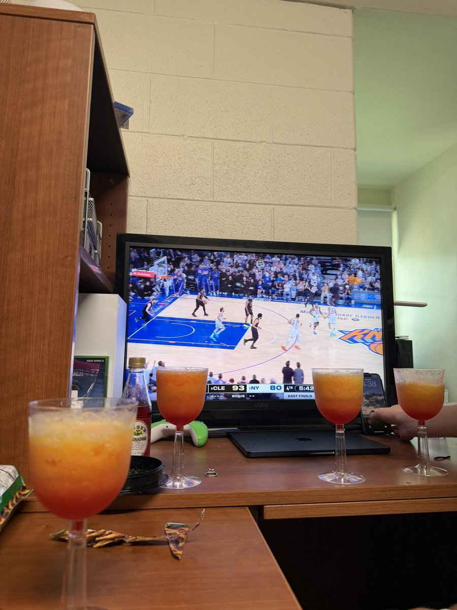 GirthBrooks1987's tweet photo. Pregaming the pregame with 4 peach Lena turners and some Knicks @Drake https://t.co/M027tzuIpH