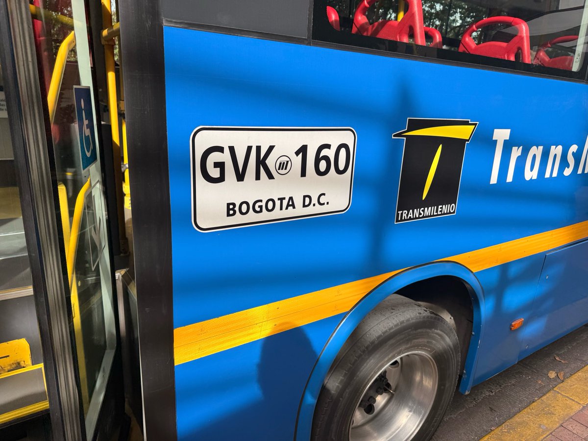 yamilonce's tweet photo. @TransMilenio 

Ojo con el conductor de este SITP hoy sábado 19 de septiembre, aprox. 3:35 p. m. https://t.co/6EWmyhHngp