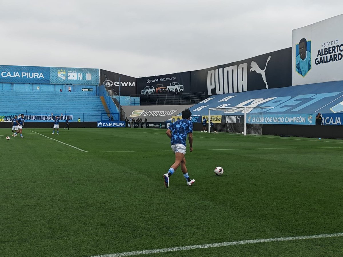 HablemosCristal's tweet photo. Sporting Cristal 1 - 0 Atlético Grau aquí en el Gallardo.
#sportingcristal #fuerzacristal #hablemosdecristal
#previaceleste #periodismodeportivo #celestes #16años https://t.co/HNHlVQFzZB