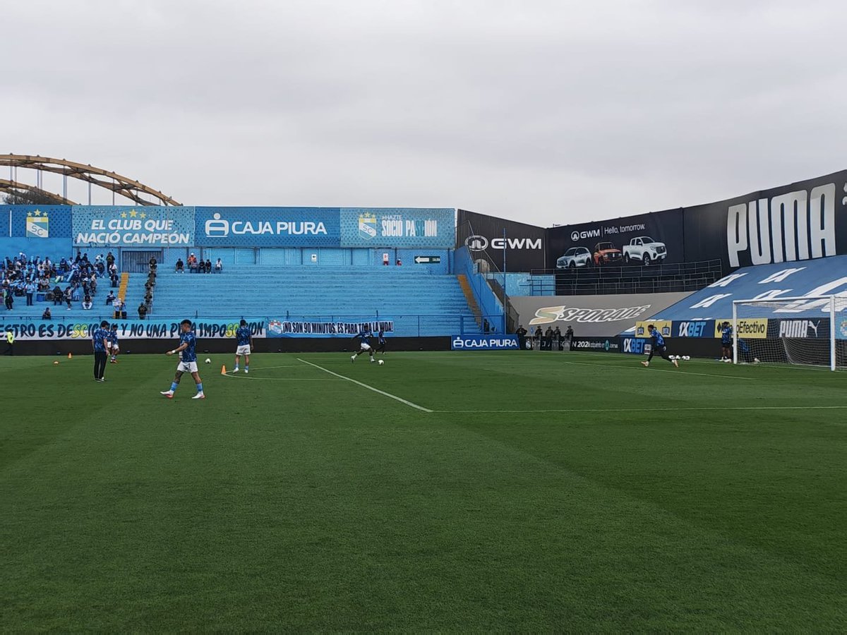 HablemosCristal's tweet photo. Sporting Cristal 1 - 0 Atlético Grau aquí en el Gallardo.
#sportingcristal #fuerzacristal #hablemosdecristal
#previaceleste #periodismodeportivo #celestes #16años https://t.co/HNHlVQFzZB