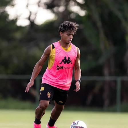 oportal91's tweet photo. 📊 Série B | Sport x Juventude: uma das 3 piores atuações de um atacante em um primeiro tempo no campeonato. Assim estreiou Kervin Andrade.

Dentre mais de 16 mil atuações, em apenas 50 minutos, Kervin tocou 12 vezes na bola e disputou 11 duelos. Perdeu 10.

3 dribles tentados, nenhum certo
6 perdas de posse
4 faltas cometidas
0 finalizações
0 passes decisivos
0 ações progressivas

Kervin terminou o primeiro tempo com quase tantos duelos perdidos (10) quanto toques na bola (12).