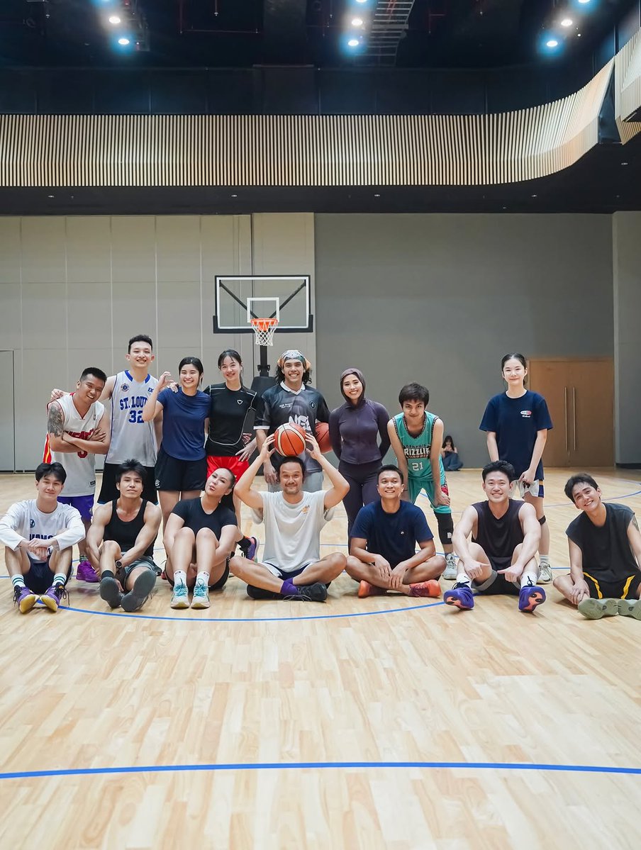 jacquelyncho22a's tweet photo. seneng deh bisa ajakin temen-temen main basket bareng. pengen ajakin lagi... komen yang mau ikutan ya! 🏀💬 https://t.co/eGRd8bZhu9