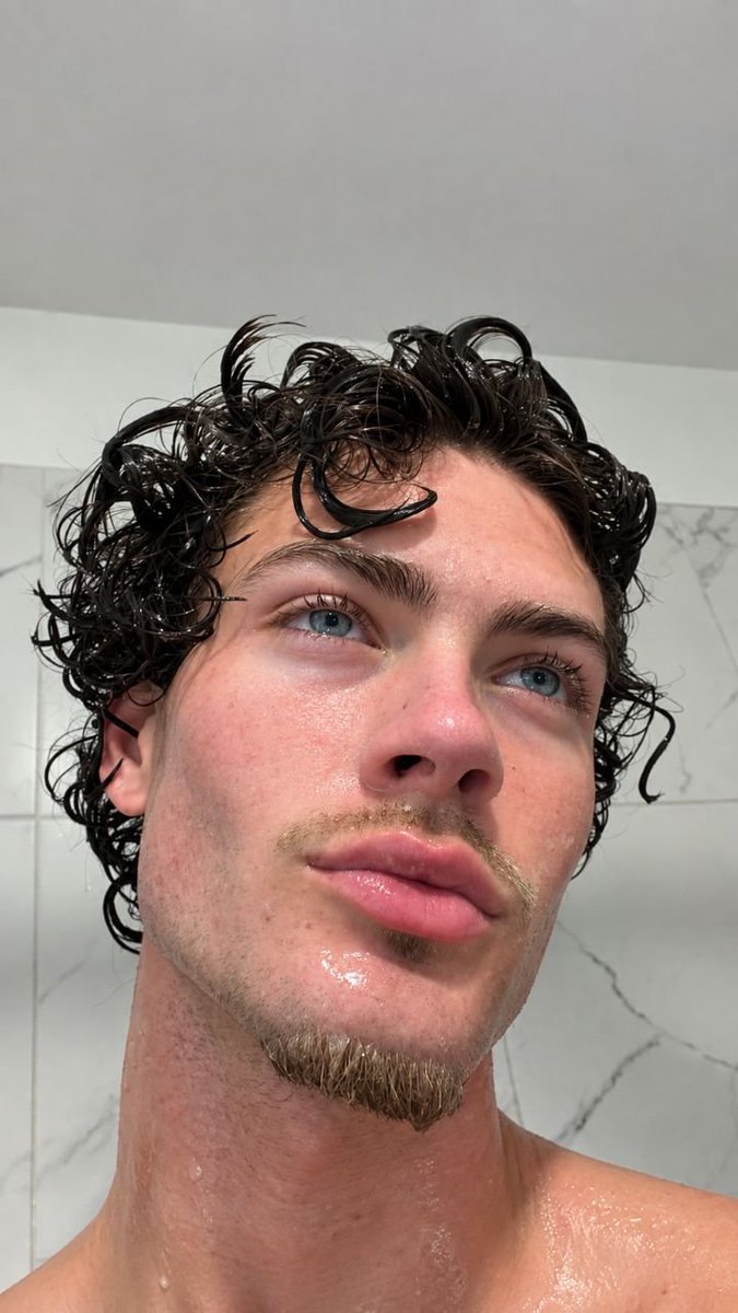 LucasA101111's tweet photo. Freshly showered 🚿🫧✨ https://t.co/ife3UdNijn