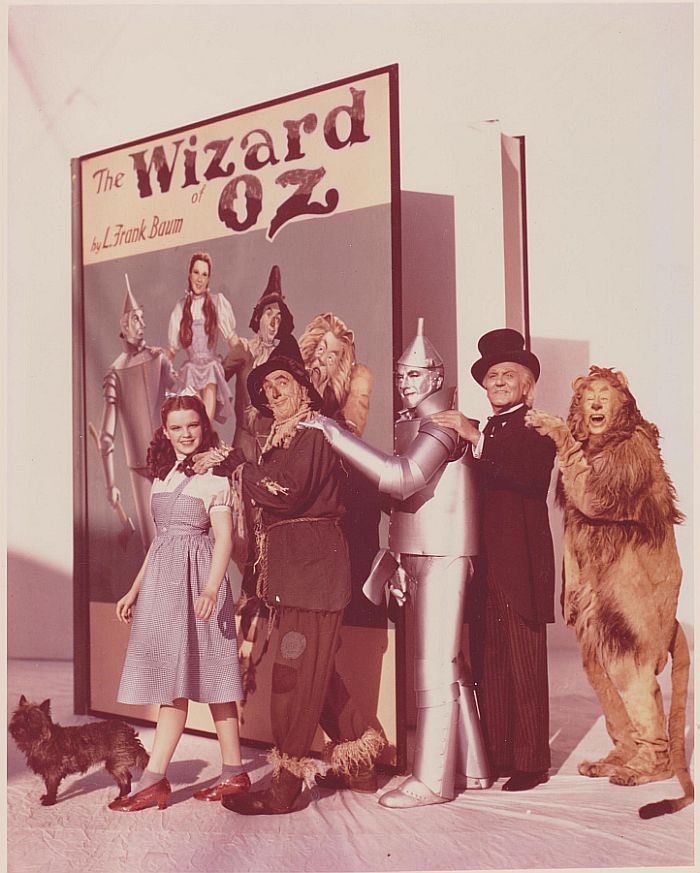 HollywoodYeste1's tweet photo. The Wizard of Oz (1939) promotional photo… love it to complete and utter distraction. https://t.co/g4EghaYdGH