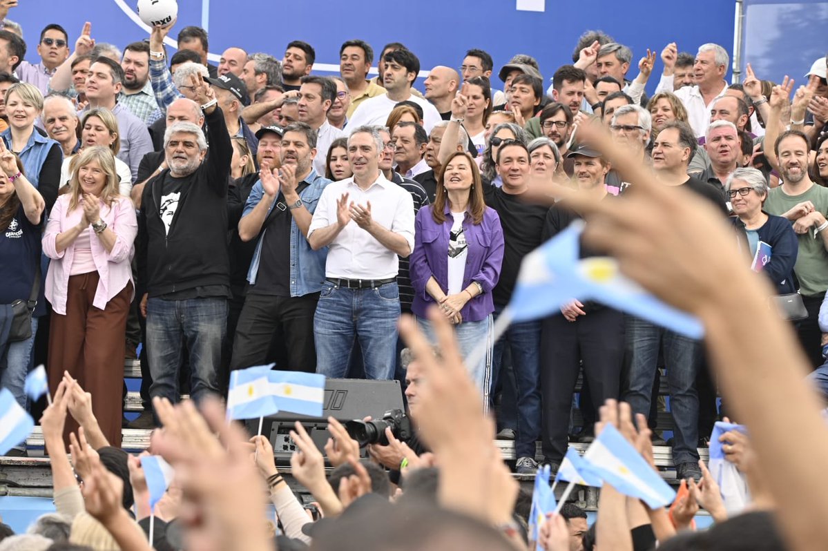 larroqueandres's tweet photo. "Cuenten conmigo para que el año que viene la Argentina tenga una alternativa que nos deje terminar con este modelo, pero sobre todo que nos permita empezar una etapa distinta."

@Kicillofok en el cierre del Plenario Federal del @MOVIMIENTODAF https://t.co/509H4JjkWv