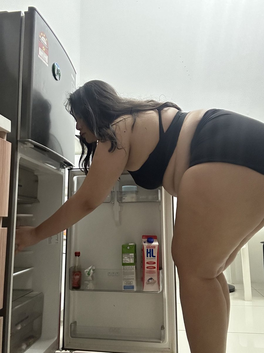 AikowPop__'s tweet photo. Snuck down to the kitchen at 1 AM for round two 😭 Couldn’t sleep so obviously I needed a midnight snack. Now I’m back in bed completely stuffed and finally ready to pass out 😂 https://t.co/hqtUiElvY4