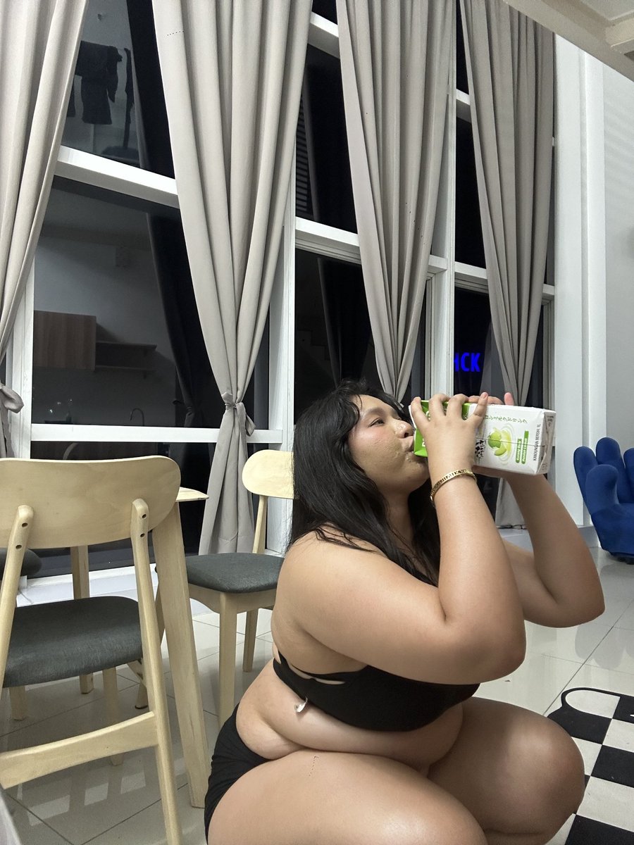 AikowPop__'s tweet photo. Snuck down to the kitchen at 1 AM for round two 😭 Couldn’t sleep so obviously I needed a midnight snack. Now I’m back in bed completely stuffed and finally ready to pass out 😂 https://t.co/hqtUiElvY4