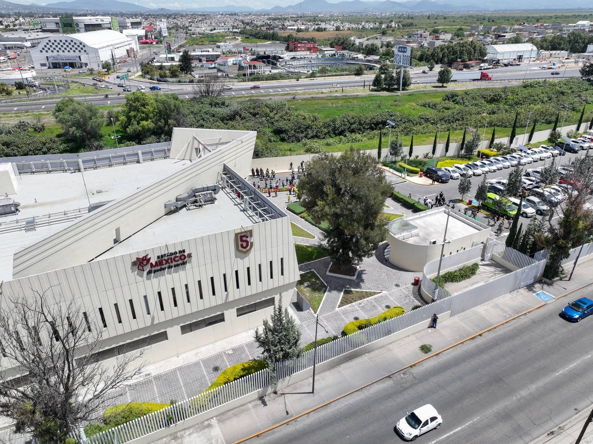 delfinagomeza's tweet photo. Desde el #C5 de #Ecatepec participamos en el #SegundoSimulacroNacional2026, ejercicio que nos ayuda a estar mejor preparados para cuando ocurra un sismo.
Agradezco a las y los mexiquenses que se sumaron, en total fuimos 1 millón 365 mil 641 personas; su participación es esencial para fortalecer la cultura de la prevención.
Posterior al simulacro, realizamos la reunión donde cada autoridad dio el reporte sobre su dependencia durante este simulacro.
Sigamos participando de manera activa en los simulacros, desde nuestro hogar, escuela, trabajo, #LaPrevenciónEsNuestraFuerza.
#ElPoderDeServir
