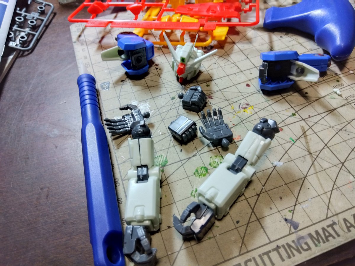 jAQXHaY38s15710's tweet photo. 昨夜は深夜遅くなって、ガンプラを制作しました。MGガンダムGP01fbですが、組立作業に頭部と両腕を完成しました。次は両脚を制作します。
#ガンプラ制作
#マスターグレード
#GP01fb https://t.co/upLULR1wCZ