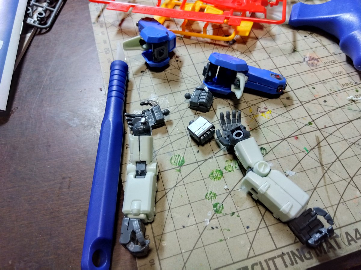 jAQXHaY38s15710's tweet photo. 昨夜は深夜遅くなって、ガンプラを制作しました。MGガンダムGP01fbですが、組立作業に頭部と両腕を完成しました。次は両脚を制作します。
#ガンプラ制作
#マスターグレード
#GP01fb https://t.co/upLULR1wCZ