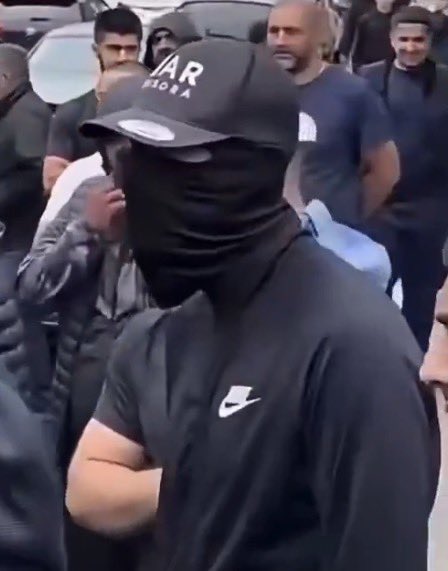 ArchRose90's tweet photo. A few of the Islamists have their faces covered when they’re stood just metres from police officers.

Any comment @ShabanaMahmood? https://t.co/lq91xxKqci