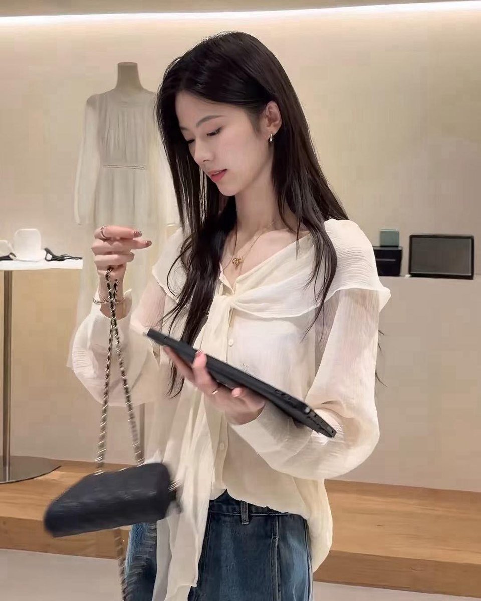 RobertaMalslom's tweet photo. Elevate your style with this feminine wrap-collar tie-front top 🤍 Wear it normally or off-shoulder for two looks. Soft, slightly sheer, and effortlessly chic. Colors: black, apricot. Bust 53 cm, length 53 cm. Product R061-084. https://t.co/CoCj1C5Bac