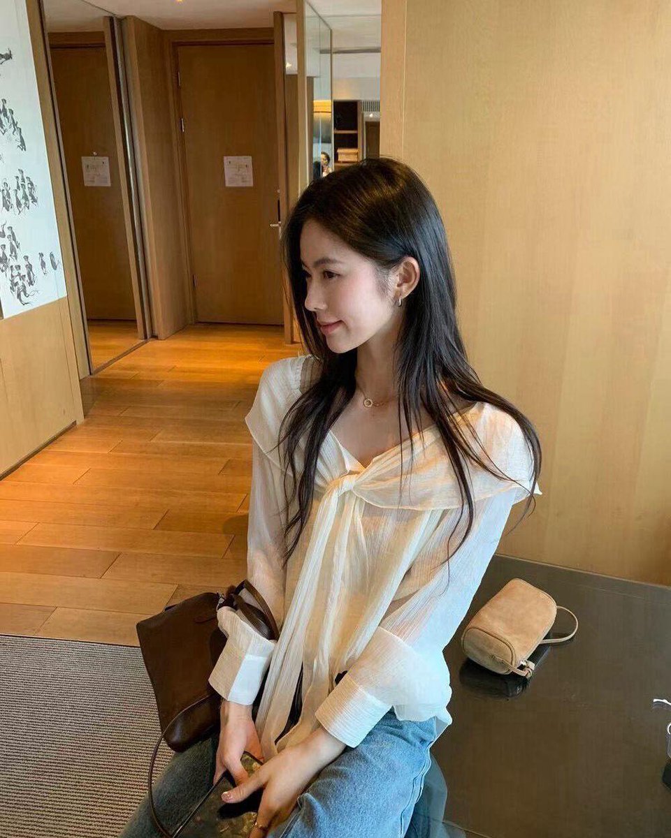 RobertaMalslom's tweet photo. Elevate your style with this feminine wrap-collar tie-front top 🤍 Wear it normally or off-shoulder for two looks. Soft, slightly sheer, and effortlessly chic. Colors: black, apricot. Bust 53 cm, length 53 cm. Product R061-084. https://t.co/CoCj1C5Bac