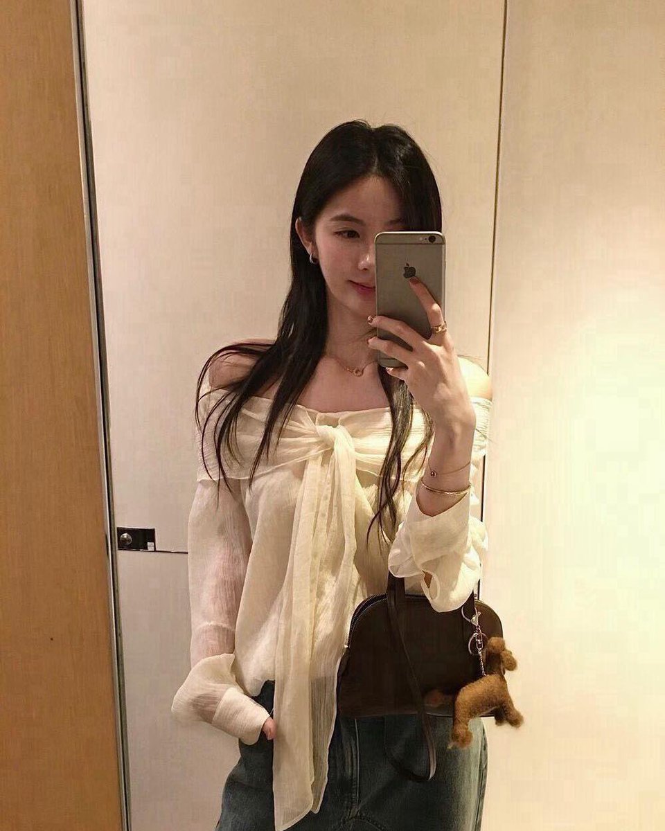 RobertaMalslom's tweet photo. Elevate your style with this feminine wrap-collar tie-front top 🤍 Wear it normally or off-shoulder for two looks. Soft, slightly sheer, and effortlessly chic. Colors: black, apricot. Bust 53 cm, length 53 cm. Product R061-084. https://t.co/CoCj1C5Bac