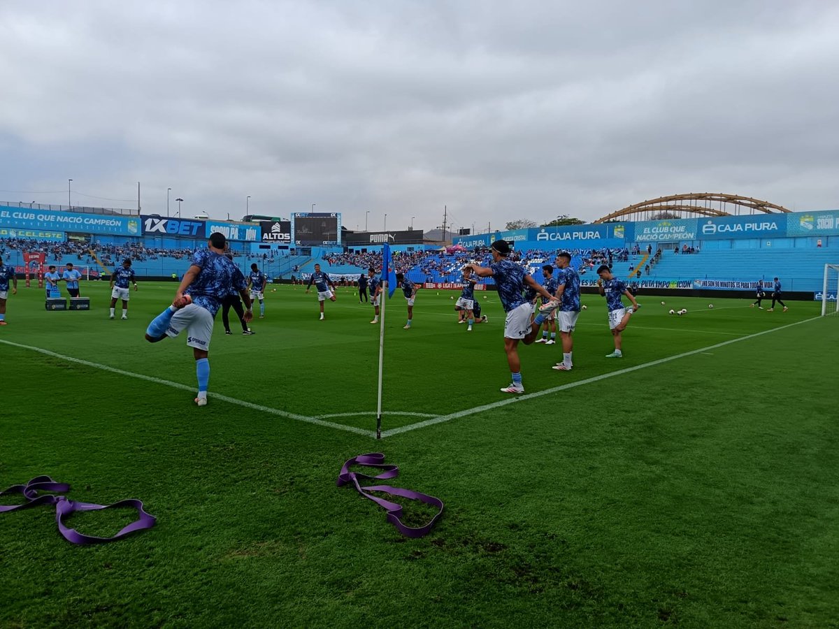 HablemosCristal's tweet photo. ⚽ Sporting Cristal 1 - 0 Atlético Grau aquí en el Gallardo🚍
#sportingcristal #fuerzacristal #hablemosdecristal
#previaceleste #periodismodeportivo #celestes #16años https://t.co/h5YLDtg1Pw