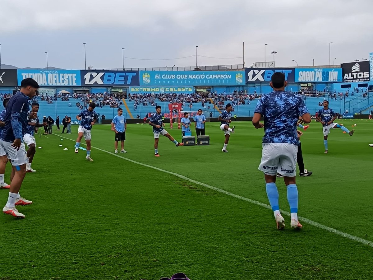 HablemosCristal's tweet photo. ⚽ Sporting Cristal 1 - 0 Atlético Grau aquí en el Gallardo🚍
#sportingcristal #fuerzacristal #hablemosdecristal
#previaceleste #periodismodeportivo #celestes #16años https://t.co/h5YLDtg1Pw